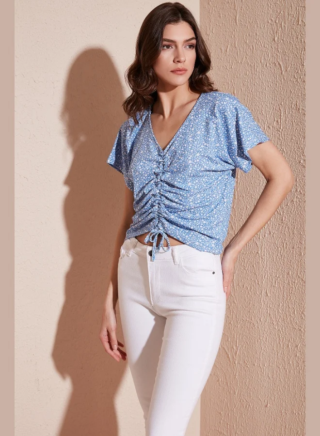 Lela Lela Patterned Front Gathered V Neck Crop Blouse Women's BLOUSE 5864486Y4