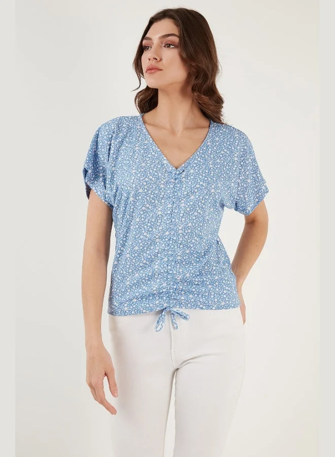 ليلا بلوزة نسائية قصيرة بياقة على شكل حرف  وتفاصيل مكشكشة أمامية بنقش ليلا