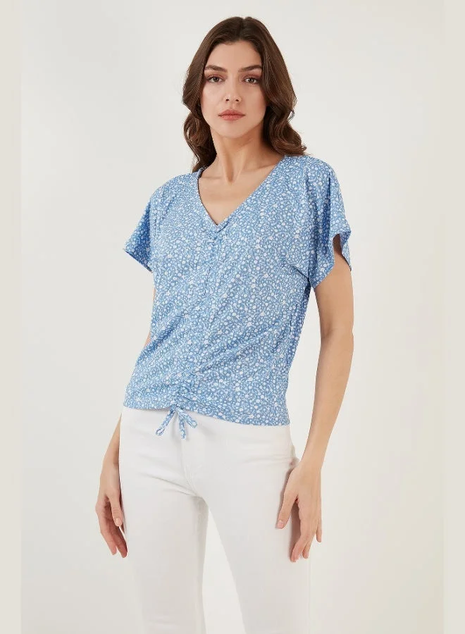 ليلا بلوزة نسائية قصيرة بياقة على شكل حرف  وتفاصيل مكشكشة أمامية بنقش ليلا