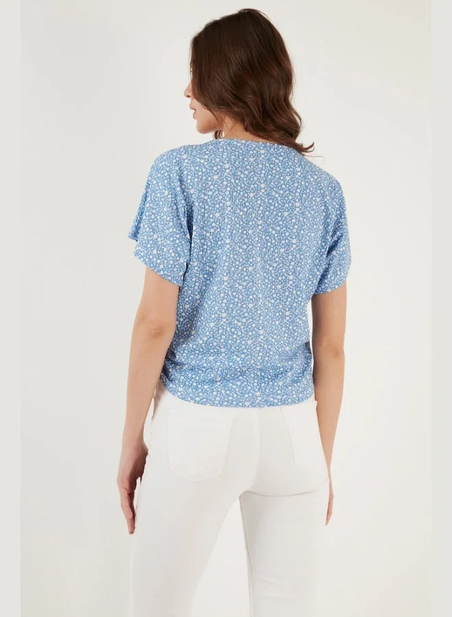 ليلا بلوزة نسائية قصيرة بياقة على شكل حرف  وتفاصيل مكشكشة أمامية بنقش ليلا