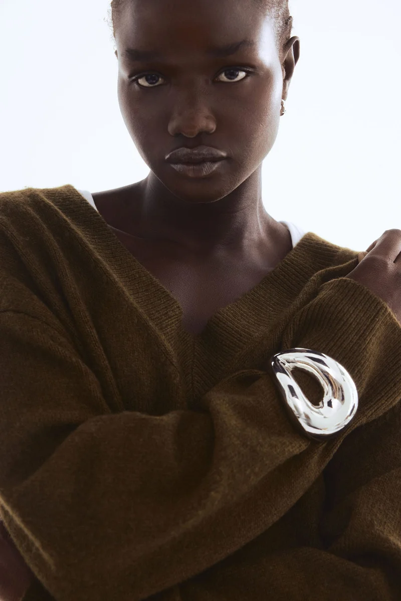 اتش اند ام كنزة بياقة على شكل حرف  كبيرة الحجم