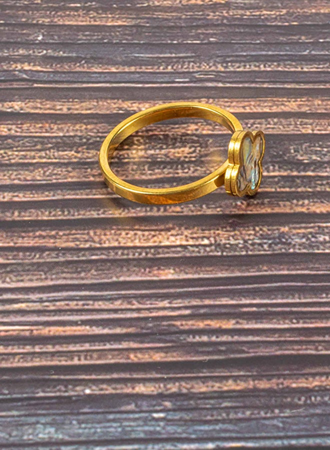 ذا بلاك بيرل اكسسوريز خاتم أستانليس ستيل ذهبي مطعم بمينا من صدف الأبالون شكل زهرة البرسيم مقاس 19 - Image 3