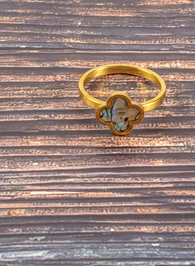 ذا بلاك بيرل اكسسوريز خاتم أستانليس ستيل ذهبي مطعم بمينا من صدف الأبالون شكل زهرة البرسيم مقاس 19 - Image 2