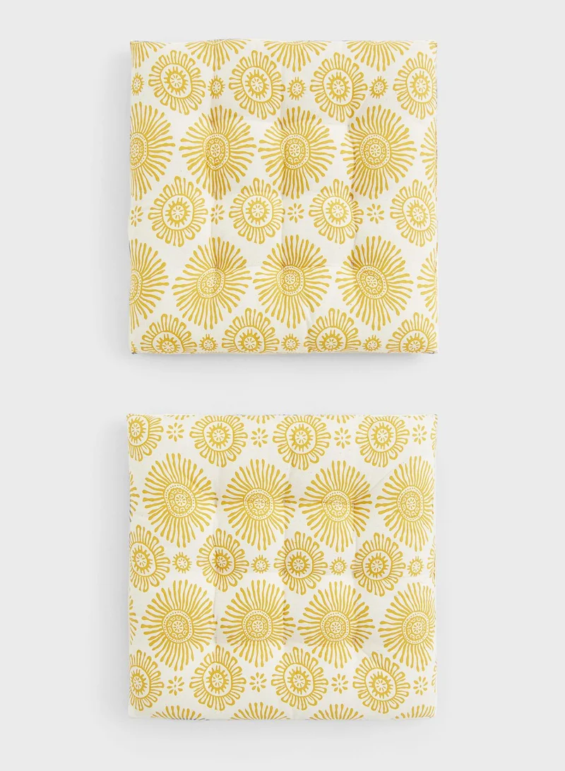 اتش اند ام <p><center><strong>Padded seat cushions in a cotton weave with quilt knots</strong></center></p><ul><li>Thickness 4 cm</li><li>Square in shape</li><li>Attractive printed pattern</li></ul>
