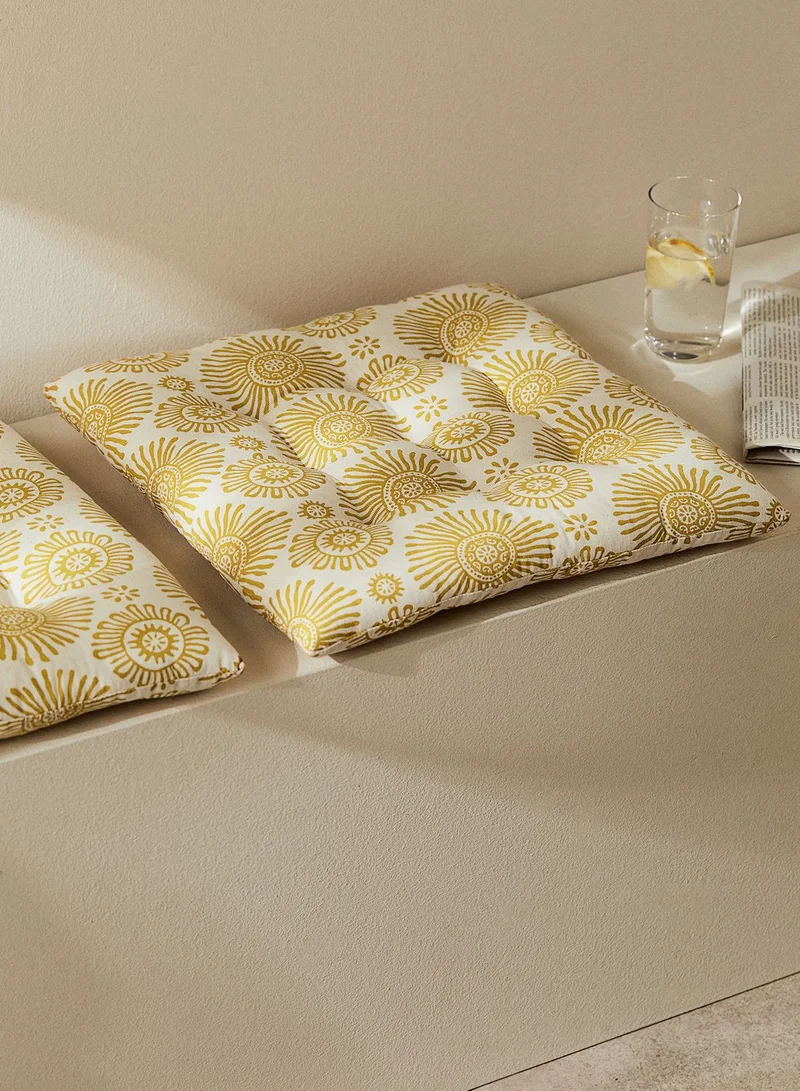 اتش اند ام <p><center><strong>Padded seat cushions in a cotton weave with quilt knots</strong></center></p><ul><li>Thickness 4 cm</li><li>Square in shape</li><li>Attractive printed pattern</li></ul>