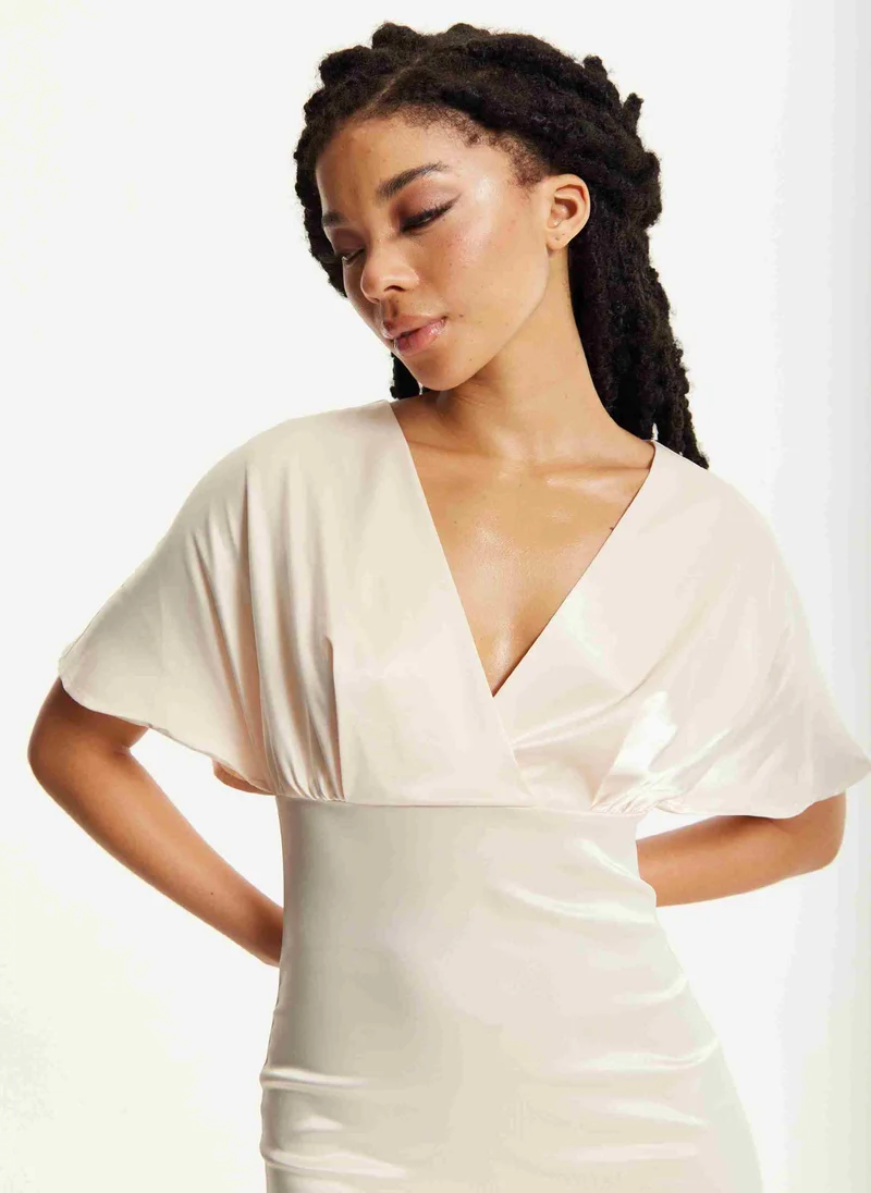 Liquorish فستان ماكسي قصير الأكمام بلون الشمبانيا الفاتح