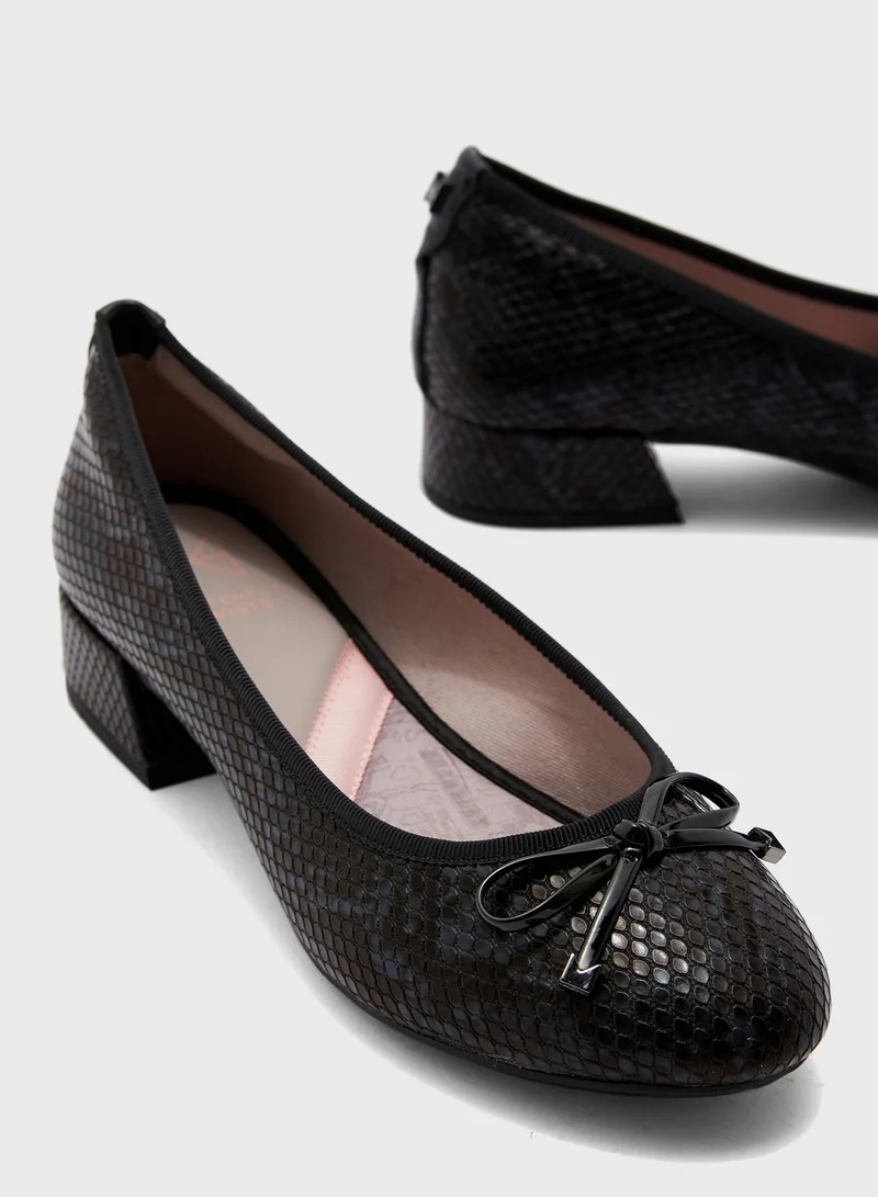 BUTTERFLYTWISTS Serena Almond Toe Ballerina