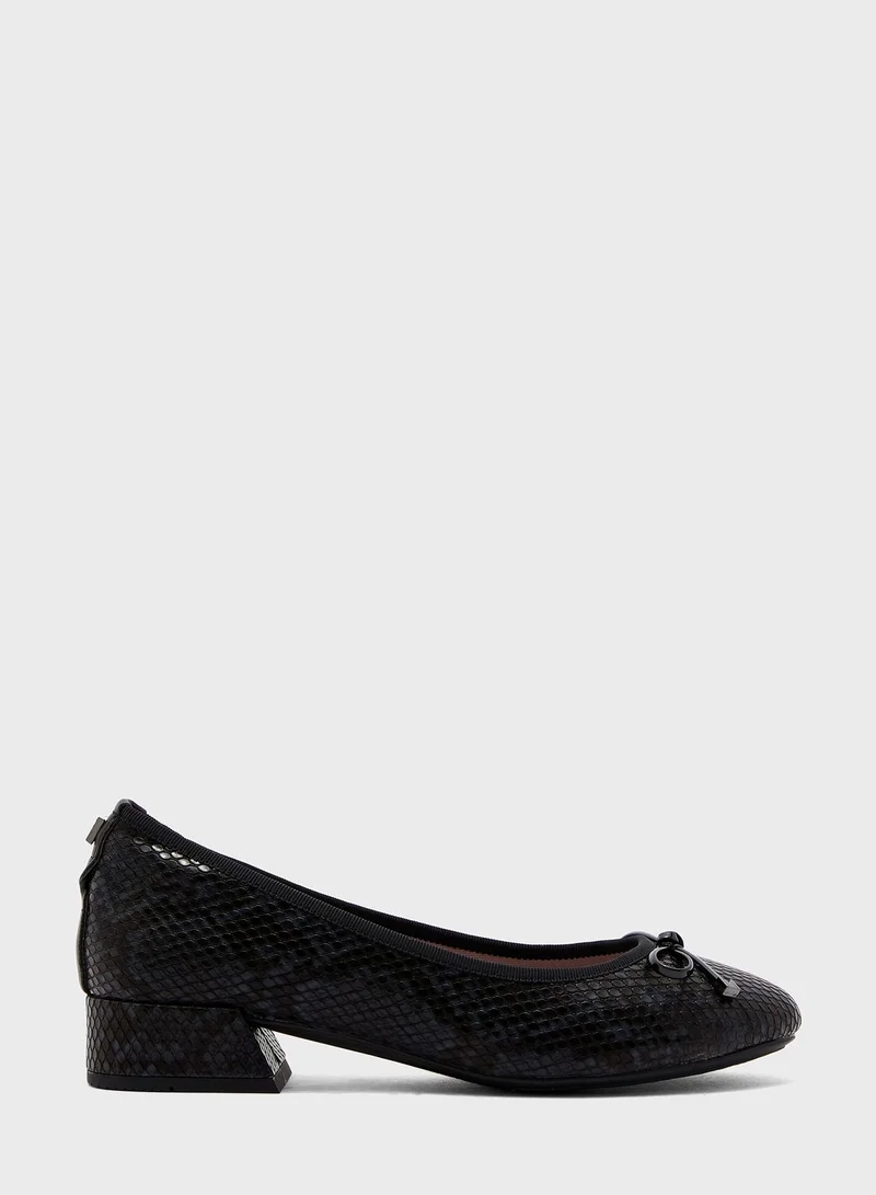 BUTTERFLYTWISTS Serena Almond Toe Ballerina