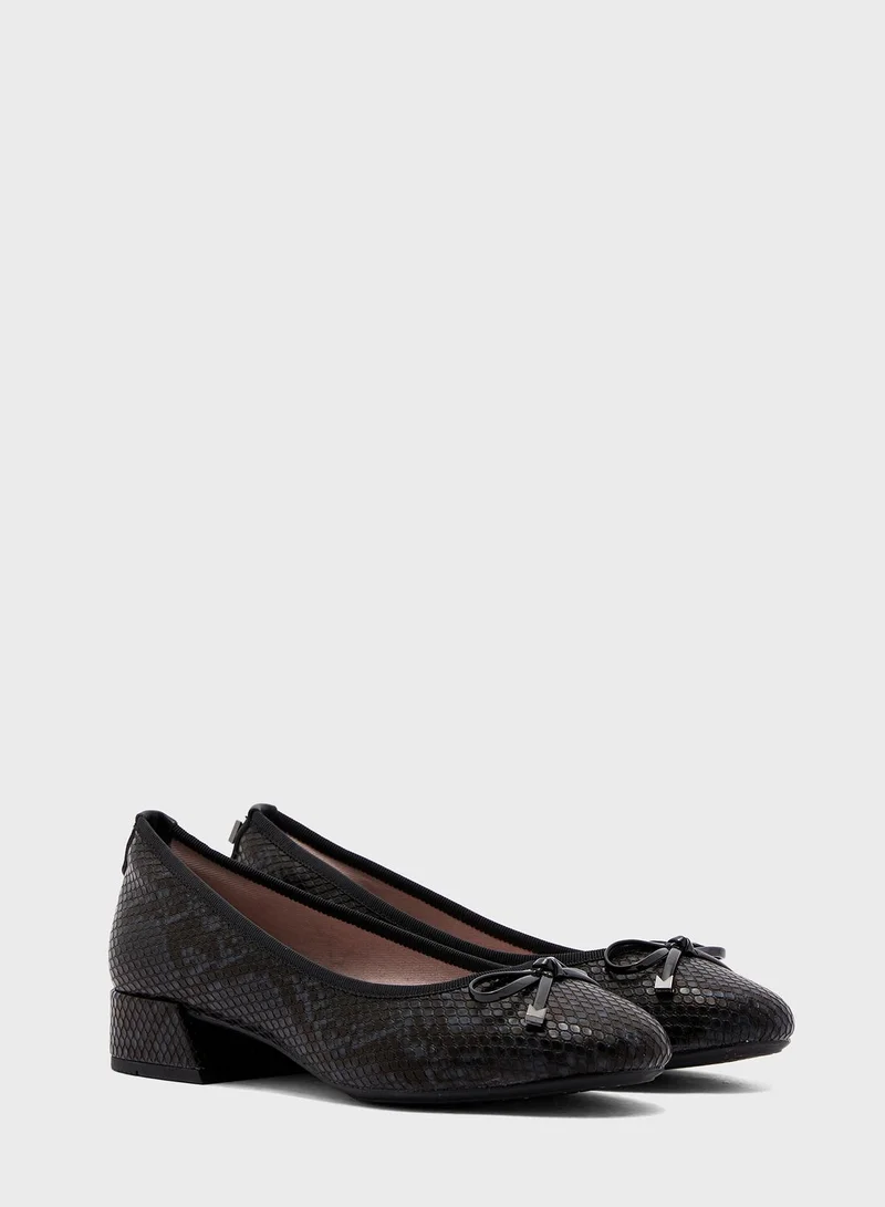BUTTERFLYTWISTS Serena Almond Toe Ballerina