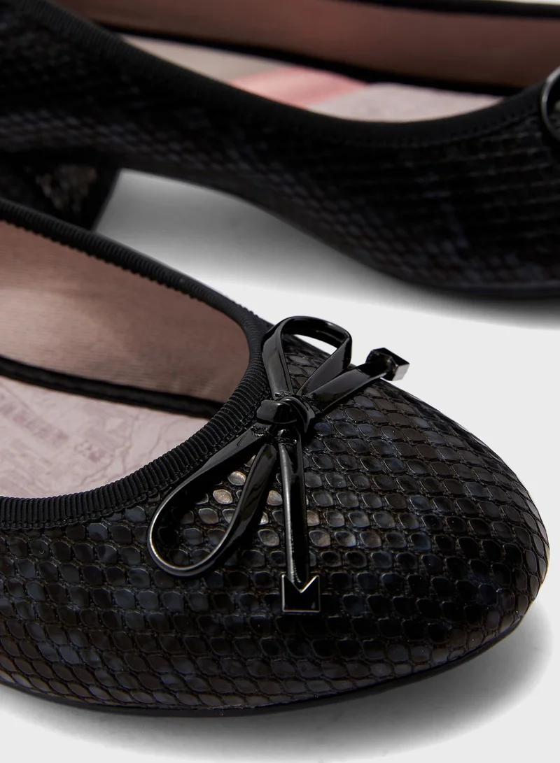 BUTTERFLYTWISTS Serena Almond Toe Ballerina