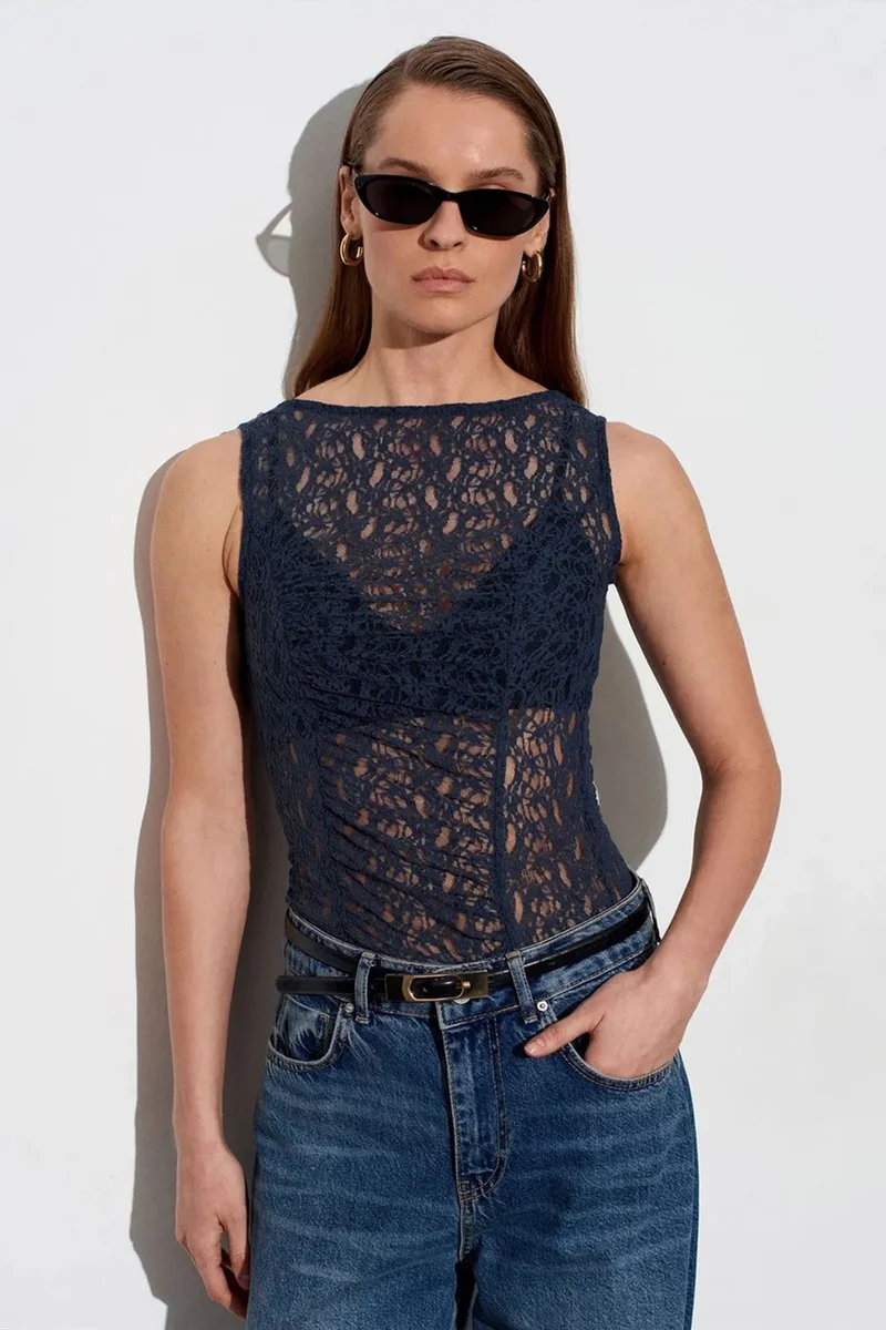 DILVIN Fitted Lace Sleeveless Blouse