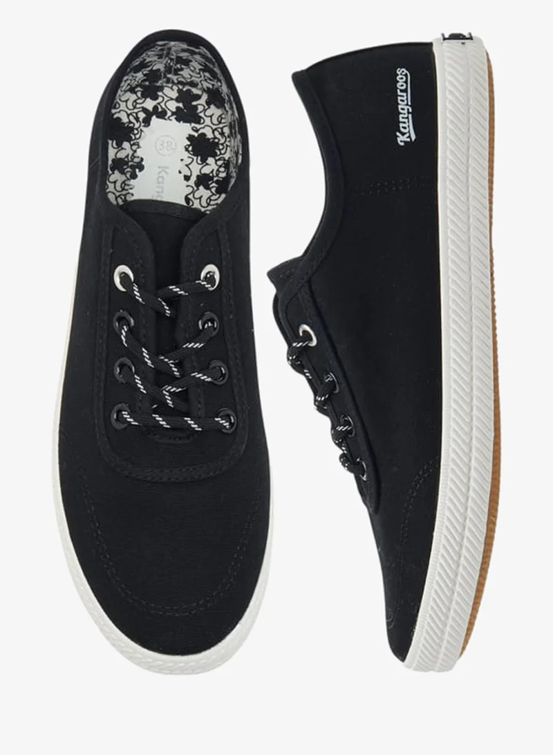 كانغاروس أحذية رياضية نسائية بشعار وتفاصيل برباط