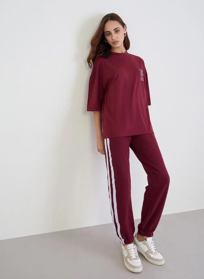 ستايلي طقم منسق من جوغر بحواف مطاطية وتيشيرت واسع