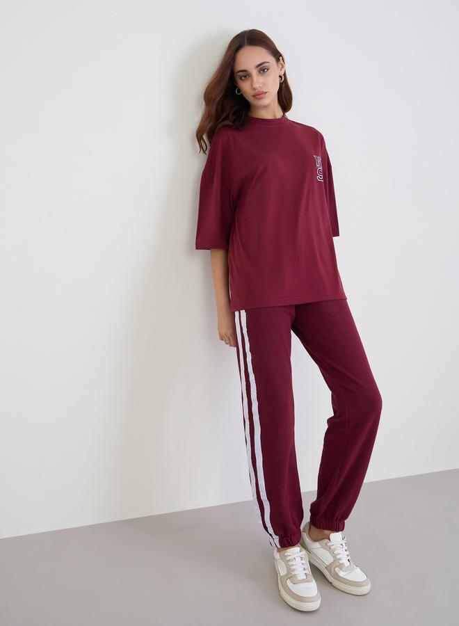 ستايلي طقم منسق من جوغر بحواف مطاطية وتيشيرت واسع - Image 2