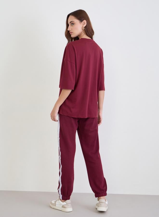 ستايلي طقم منسق من جوغر بحواف مطاطية وتيشيرت واسع - Image 4