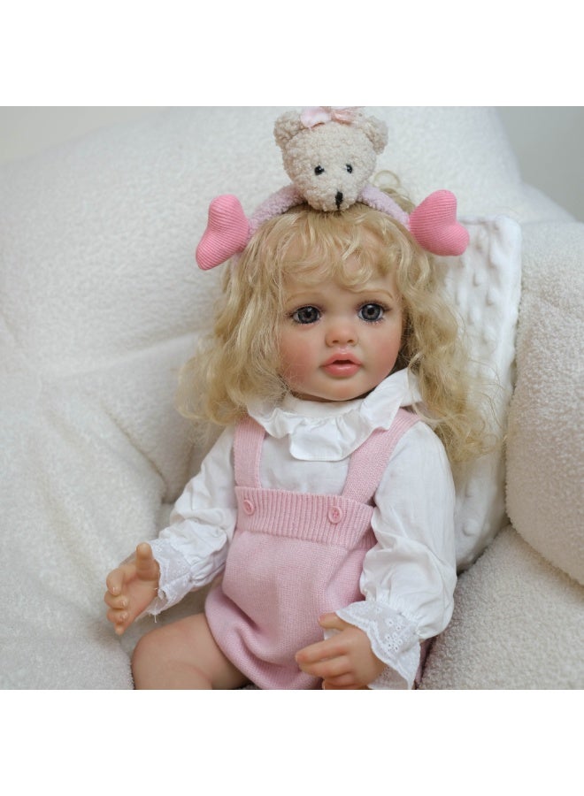 ان بي كي دمية طفلة واقعية من ريبورن، طولها ٢٢ بوصة، ترتدي سترة وردية فاتحة وحمالات. دمية طفلة جميلة ونابضة بالحياة. مصنوعة يدويًا من السيليكون والفينيل الناعم. مجموعة لعب واقعية لطفلة ريبورن. - Image 2