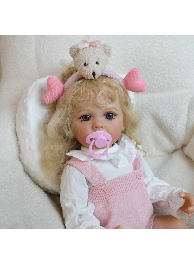 ان بي كي دمية طفلة واقعية من ريبورن، طولها ٢٢ بوصة، ترتدي سترة وردية فاتحة وحمالات. دمية طفلة جميلة ونابضة بالحياة. مصنوعة يدويًا من السيليكون والفينيل الناعم. مجموعة لعب واقعية لطفلة ريبورن. - Image 3