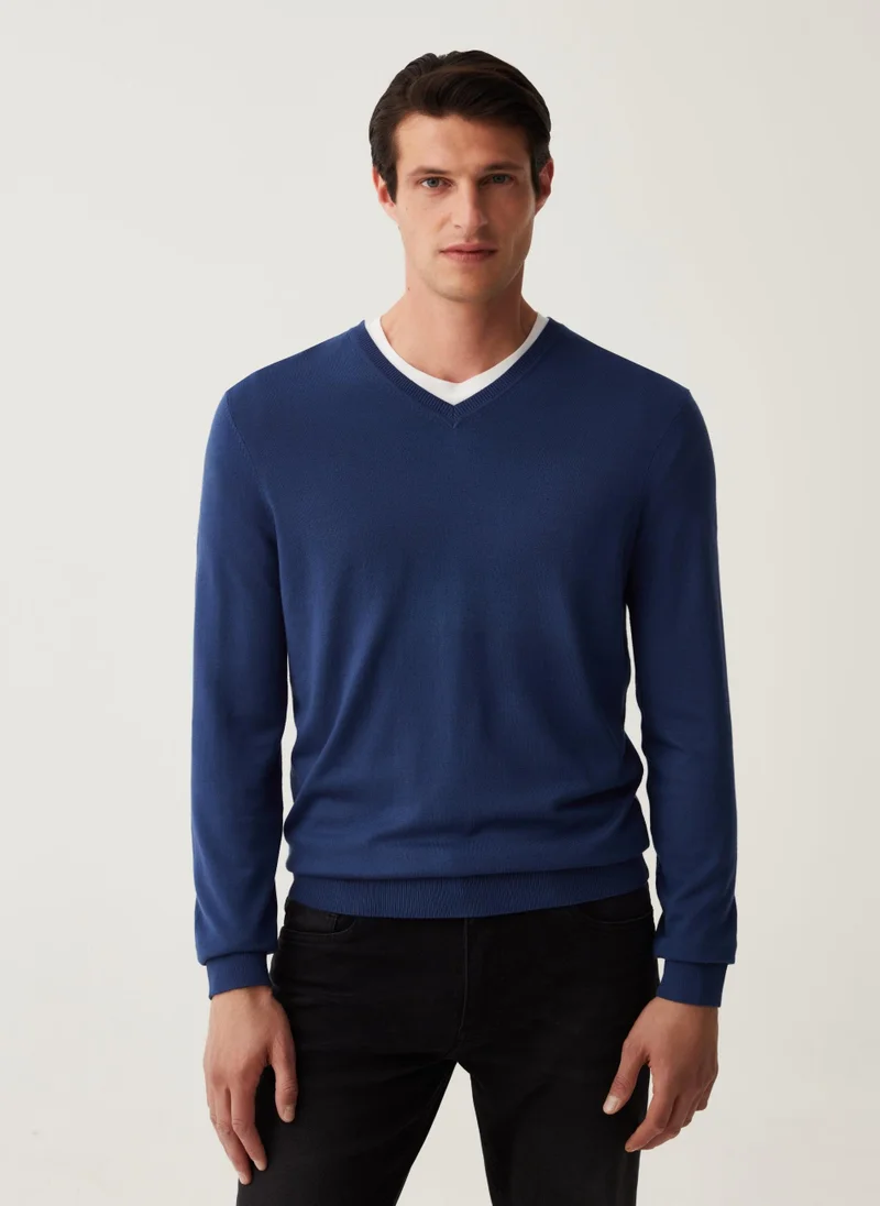 او في اس V-neck pullover