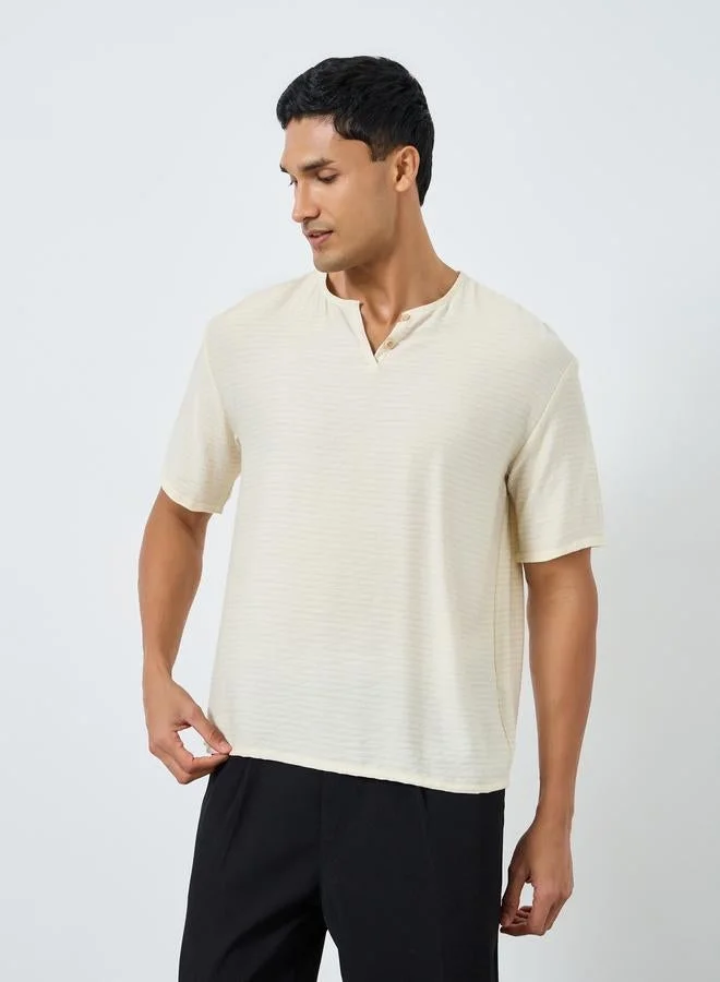 ستايلي تيشيرت بقصة واسعة من مزيج الكتان بتفاصيل بارزة الملمس