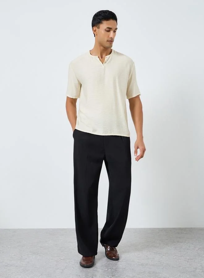 ستايلي تيشيرت بقصة واسعة من مزيج الكتان بتفاصيل بارزة الملمس