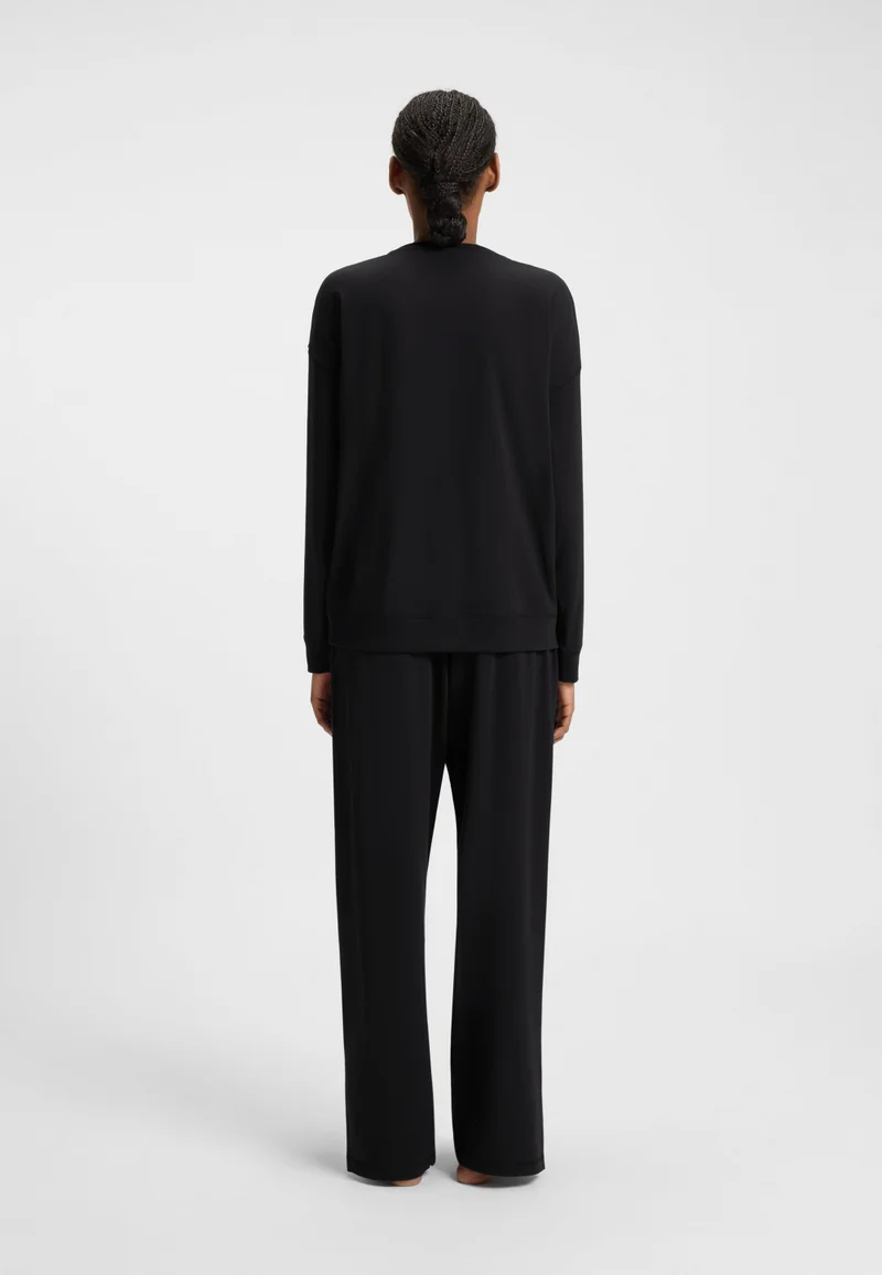 هوجو بيجامة بقصة عادية من قطن مطاطي مع ملصقات شعار