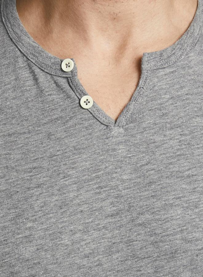 برودكت تي شيرت مقسوم الرقبة بأكمام قصيرة - Image 3