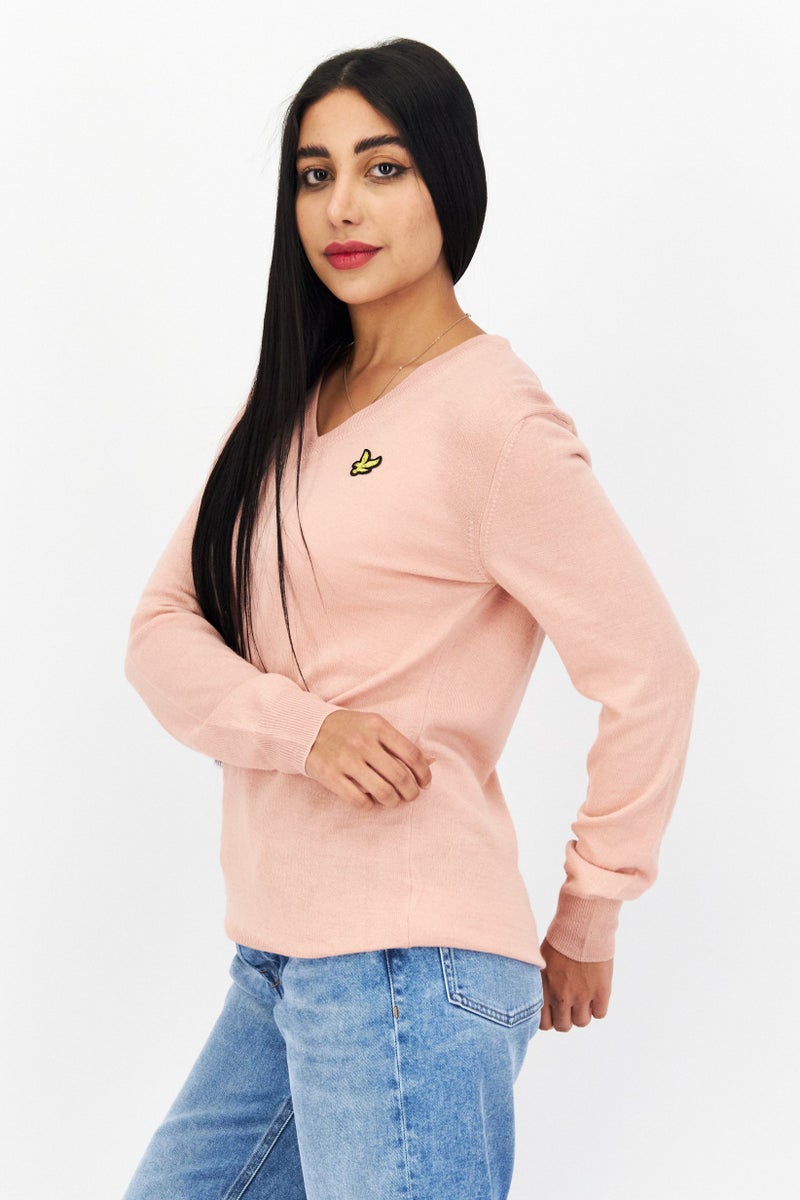 Lyle & Scott سويت شيرت نسائي بياقة على شكل V بشعار العلامة التجارية، رمال وردية - Image 3