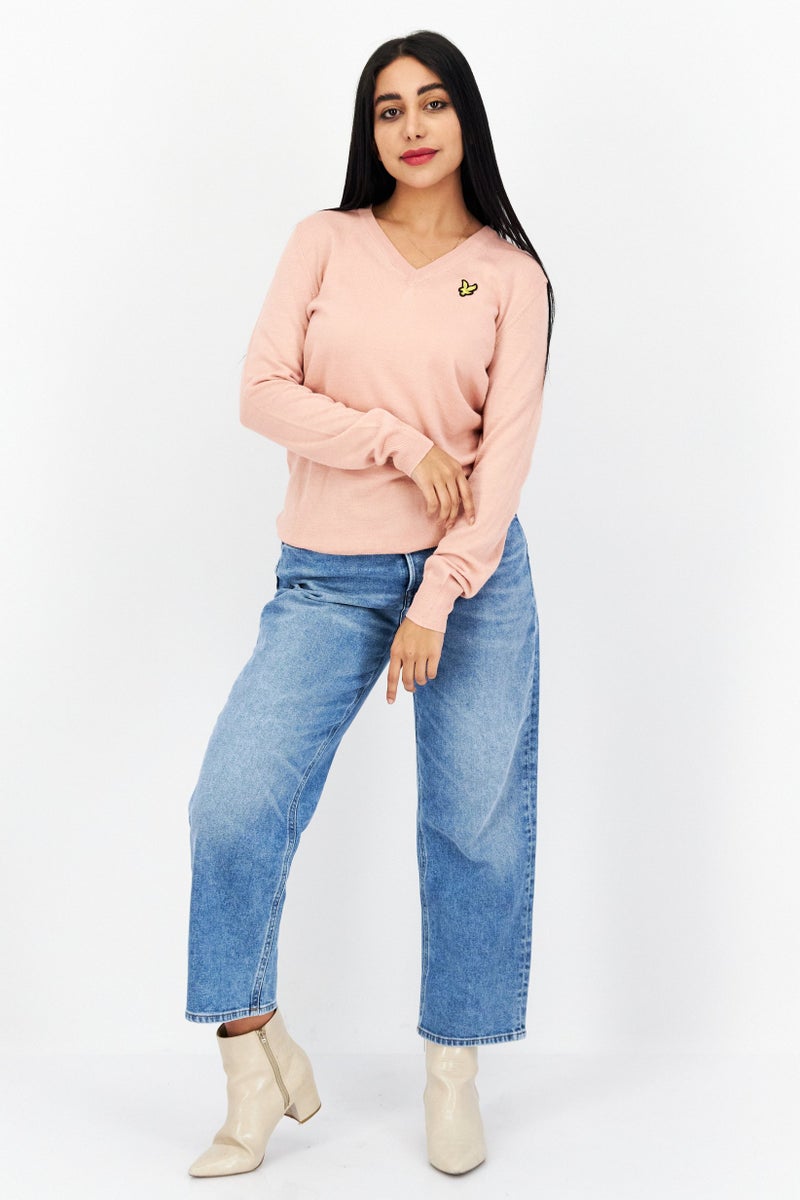 Lyle & Scott سويت شيرت نسائي بياقة على شكل V بشعار العلامة التجارية، رمال وردية - Image 4