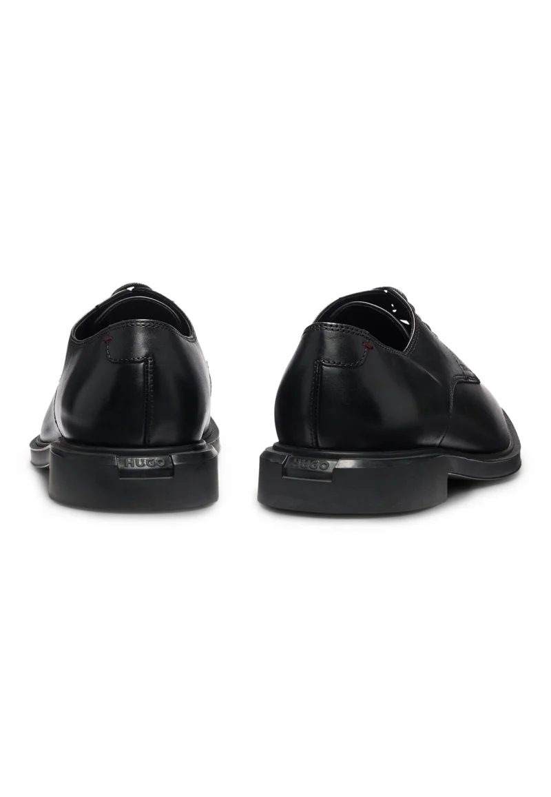 هوجو أحذية ديربي جلدية بشعار منقوش