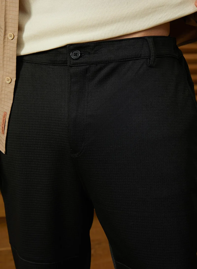 Campus Sutra Campus Sutra Men's Midnight Black Panel-Waffle Chino Trousers For Casual Wear | Mid-Rise | Regular Fit | Button Closure | Trousers Crafted With Comfort Fit For Everyday Wear