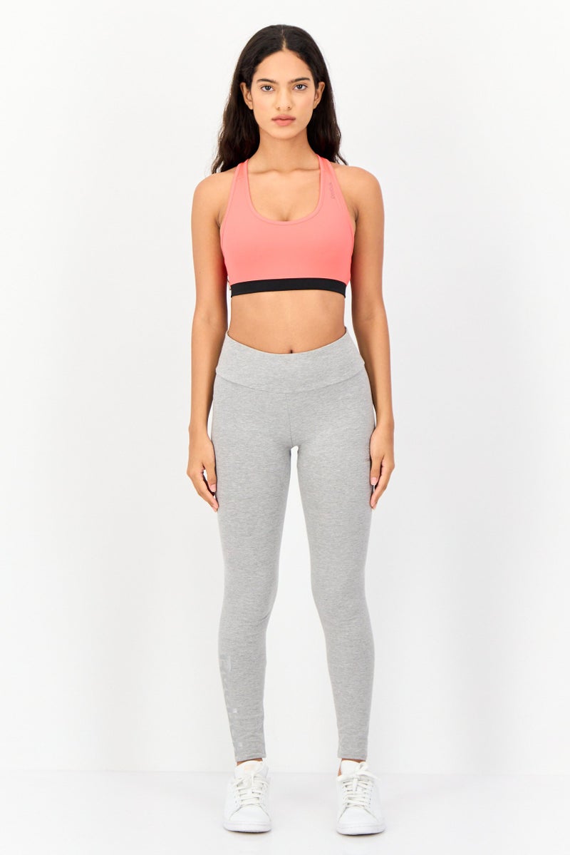 Reebok حمالة صدر رياضية غير مبطنة بشعار العلامة التجارية للنساء، كورال - Image 4