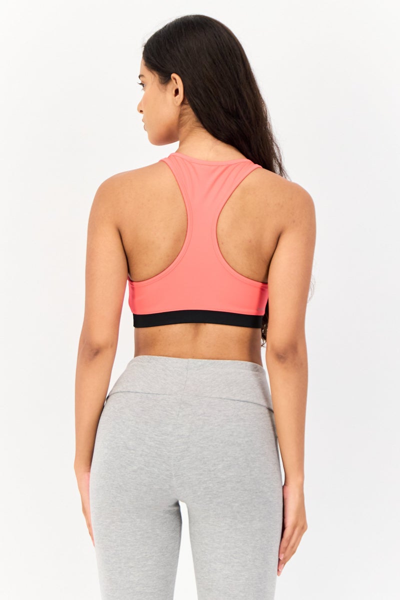 Reebok حمالة صدر رياضية غير مبطنة بشعار العلامة التجارية للنساء، كورال - Image 2