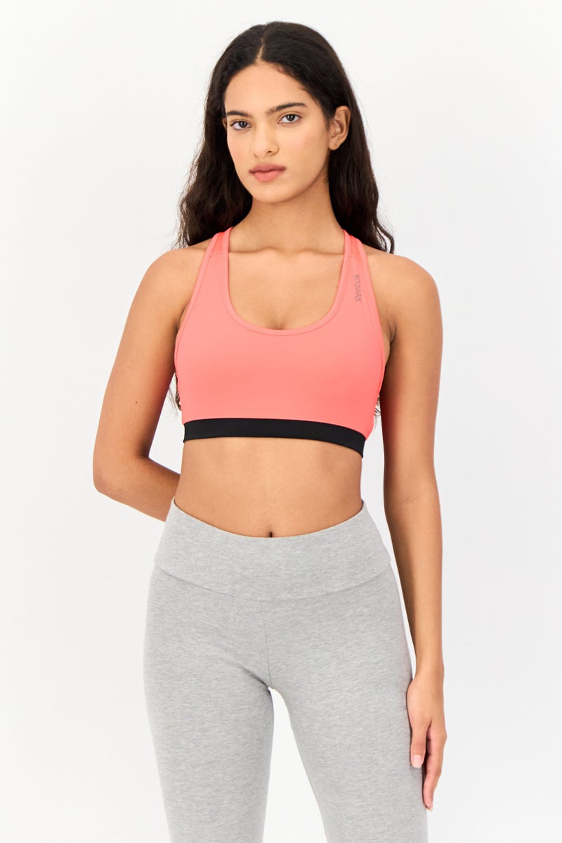 Reebok حمالة صدر رياضية غير مبطنة بشعار العلامة التجارية للنساء، كورال - Image 1