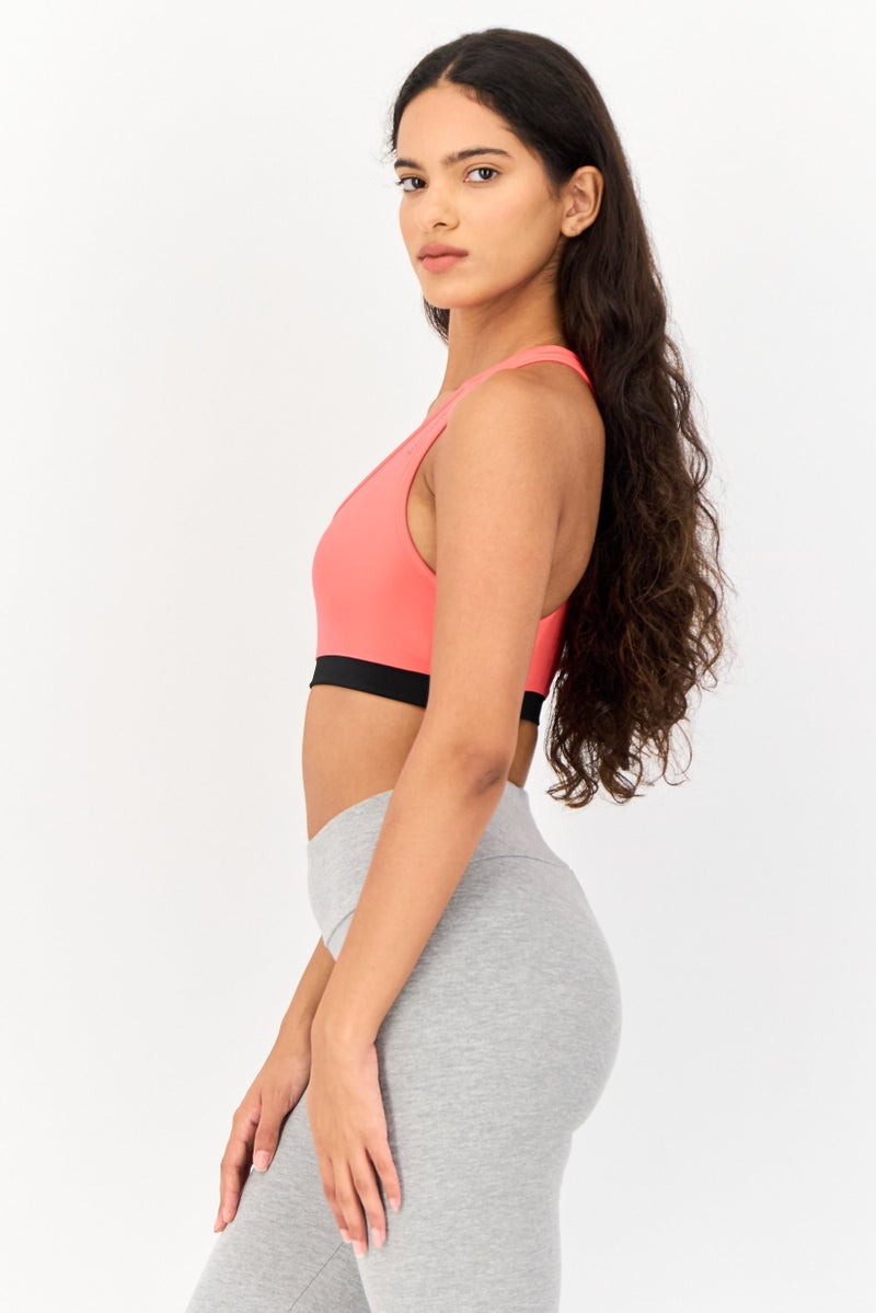 Reebok حمالة صدر رياضية غير مبطنة بشعار العلامة التجارية للنساء، كورال - Image 3