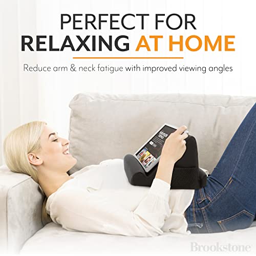 Brookstone بروكستون - حامل كمبيوتر محمول من رغوة الذاكرة، يحمل الهواتف، آيباد، قارئات الكتب الإلكترونية، زوايا عرض 2، جيبين جانبيين للإكسسوارات، وسادة حامل الكتب، مثالي للمنزل، السفر بالسيارة، الرحلات، أسود - Image 2