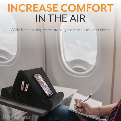 Brookstone بروكستون - حامل كمبيوتر محمول من رغوة الذاكرة، يحمل الهواتف، آيباد، قارئات الكتب الإلكترونية، زوايا عرض 2، جيبين جانبيين للإكسسوارات، وسادة حامل الكتب، مثالي للمنزل، السفر بالسيارة، الرحلات، أسود - Image 3