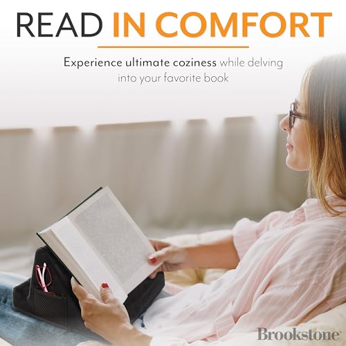 Brookstone بروكستون - حامل كمبيوتر محمول من رغوة الذاكرة، يحمل الهواتف، آيباد، قارئات الكتب الإلكترونية، زوايا عرض 2، جيبين جانبيين للإكسسوارات، وسادة حامل الكتب، مثالي للمنزل، السفر بالسيارة، الرحلات، أسود - Image 4