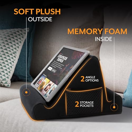 Brookstone بروكستون - حامل كمبيوتر محمول من رغوة الذاكرة، يحمل الهواتف، آيباد، قارئات الكتب الإلكترونية، زوايا عرض 2، جيبين جانبيين للإكسسوارات، وسادة حامل الكتب، مثالي للمنزل، السفر بالسيارة، الرحلات، أسود - Image 5