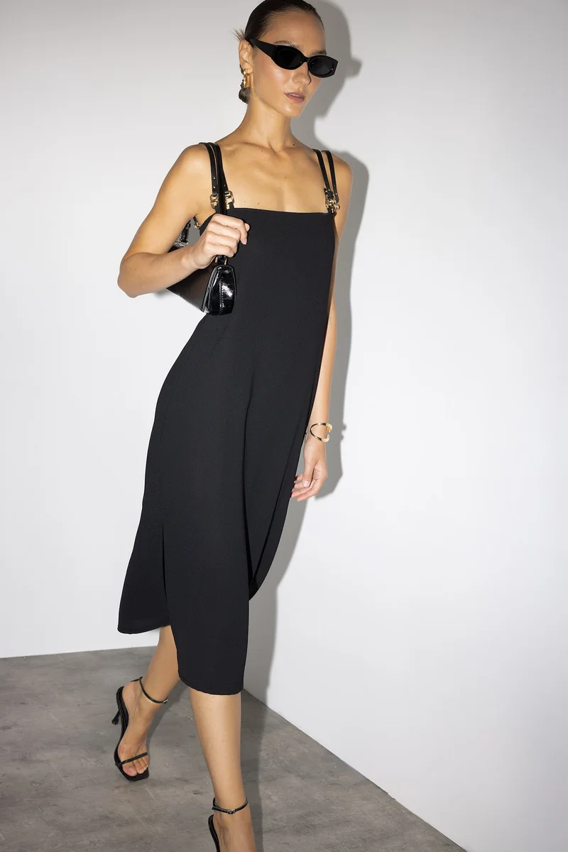 ديفاكتو Square Collar Crepe Midi Dress