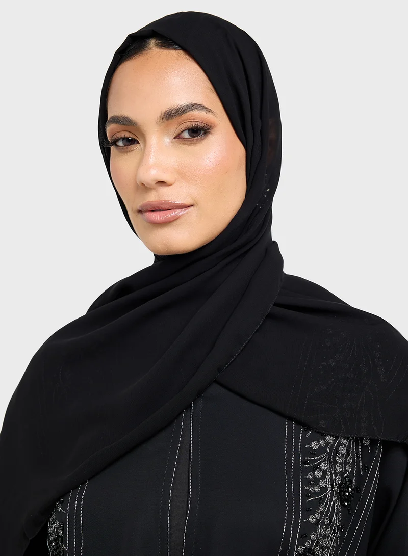 هيا كلوزيت عباية بأكمام واسعة مزينة