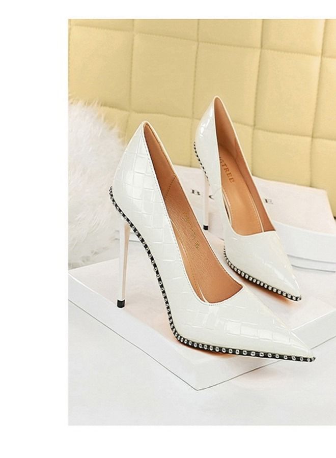 BIGTREE حذاء كعب عالي مدبب بفتحة ضحلة 10.5 سم أبيض - Image 2