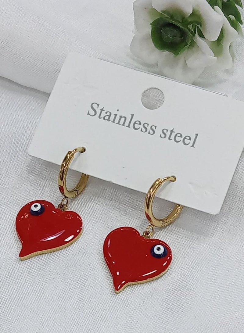 ذا بلاك بيرل اكسسوريز حلق أستانليس ستيل ذهبي شكل قلب أحمر