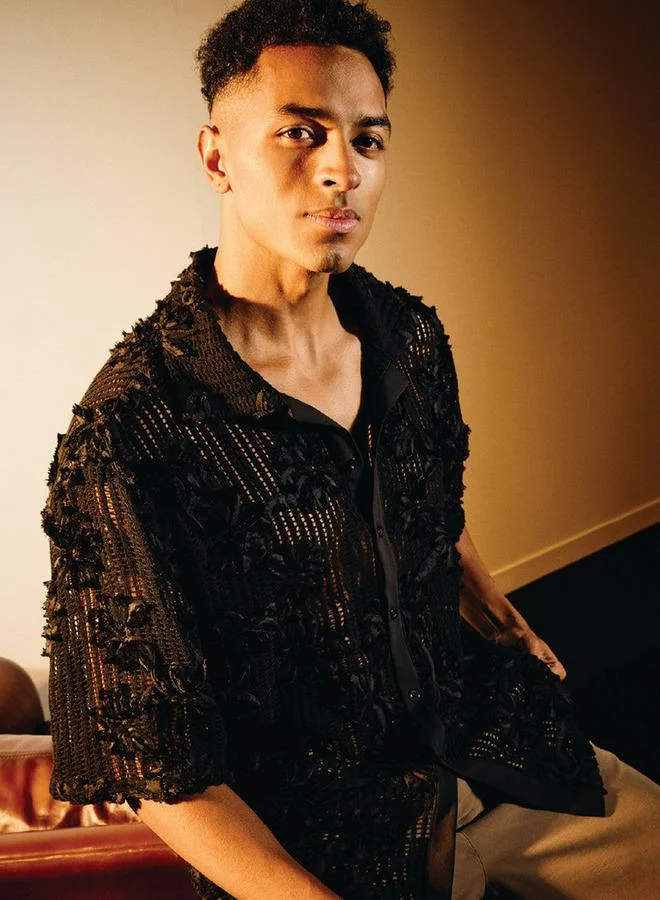 ايكونيك قميص شفاف مطرز بالزهور بقصة عادية وأكمام قصيرة