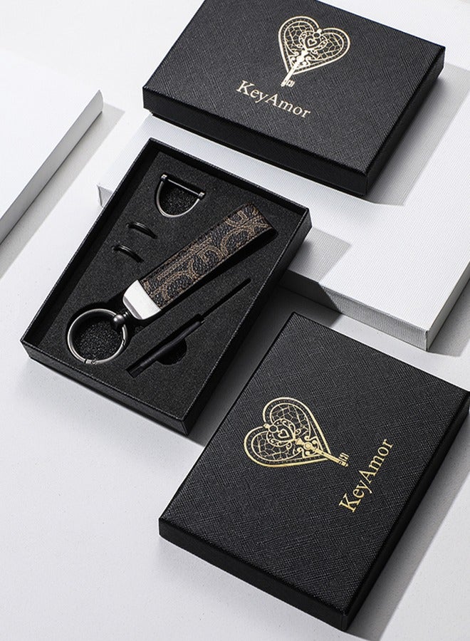 كيامور سلسلة مفاتيح أنيقة مصنوعة من المعدن والجلد للبالغين. سلسلة مفاتيح عصرية بحلقات بلون معدني غامق مثالية للرجال، تحتوي على 3 حلقات مفاتيح لإضافة المزيد من الوظائف. مصنوعة من جلد بني داكن أنيق وراقي، وتوفر دوران 360 درجة للراحة، وتأتي مغلفة بشكل جميل في علبة هدايا فاخرة، مما يجعلها خيارًا ممتازًا كإكسسوار أو كهدية. - Image 2
