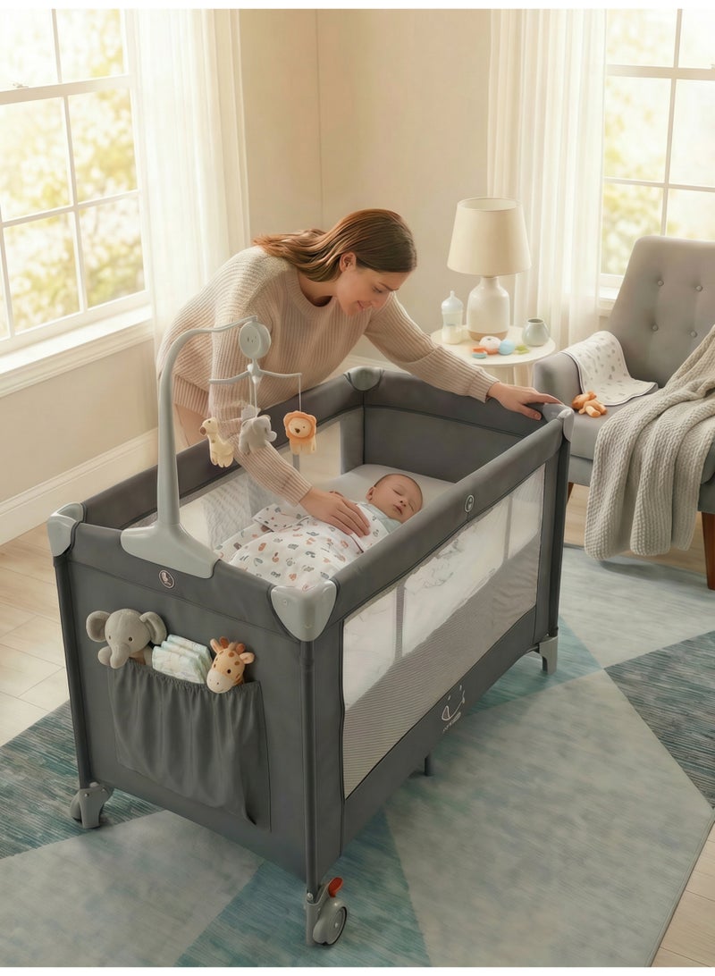 أم أكثر سرير أطفال MoMore (125×60 سم) 5 في 1 - ساحة لعب دورين مع عجلات بفرامل أمان، جرس موسيقي، قماش مسامي وحقيبة حمل - مهد متنقل وآمن للمواليد - Image 1