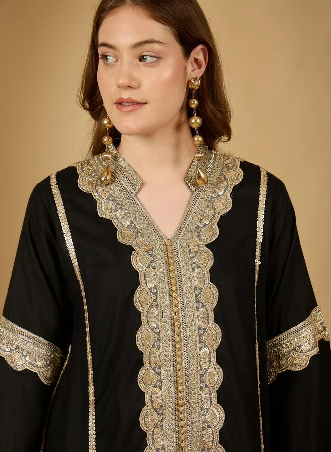 Amirah Amirah Embroidered Lace Trim V Neck Jalabiya