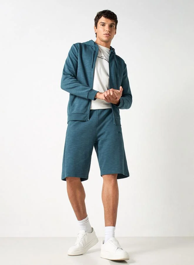 كابا شورت بتطريز شعار ورباط إغلاق وجيوب من كابا