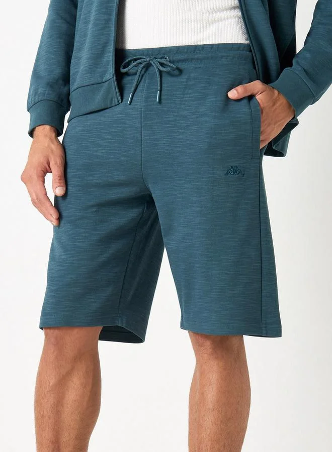 كابا شورت بتطريز شعار ورباط إغلاق وجيوب من كابا