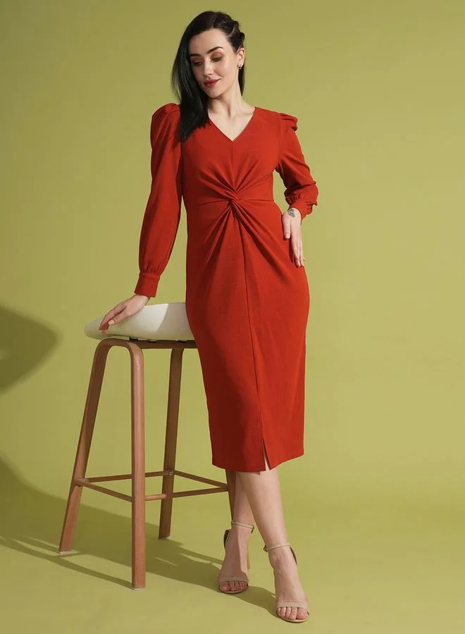 جلو باص فستان ميدي بياقة عميقة وتفاصيل ملفوفة