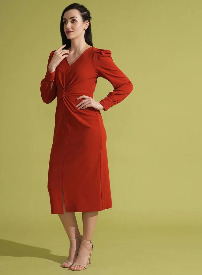 جلو باص فستان ميدي بياقة عميقة وتفاصيل ملفوفة